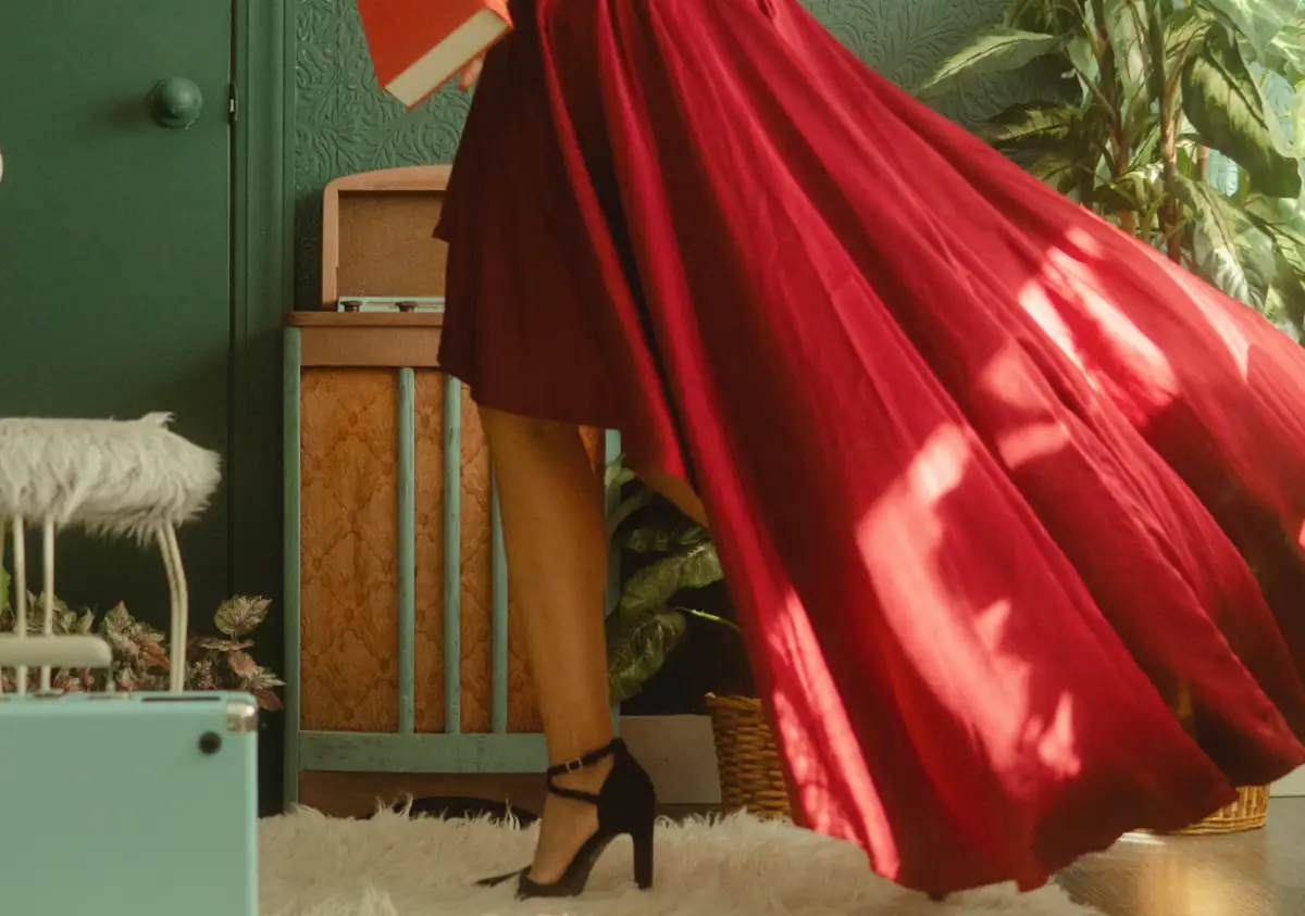 Produktfoto einer Frau mit rotem Kleid