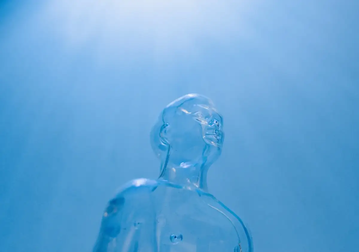 Glasfigur vor blauem Hintergrund