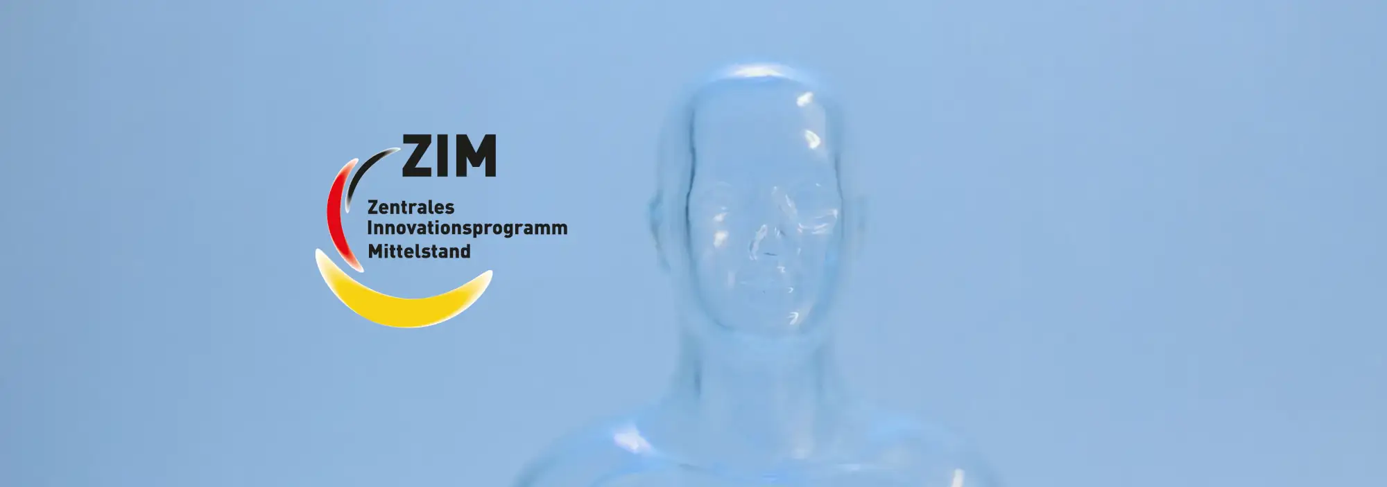 Kopf einer Glassfigur mit ZIM Logo links daneben