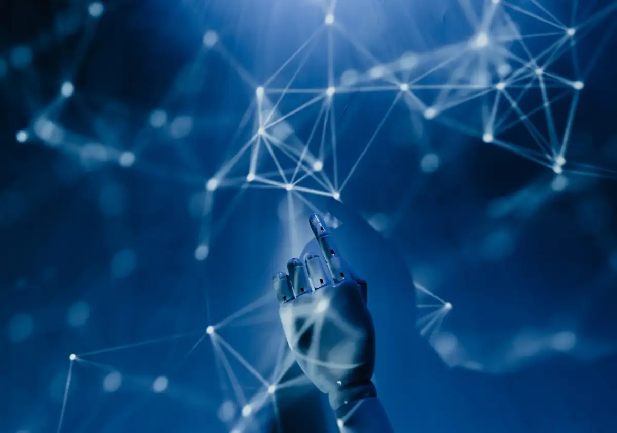 Blaue Grafik mit Roboterhand